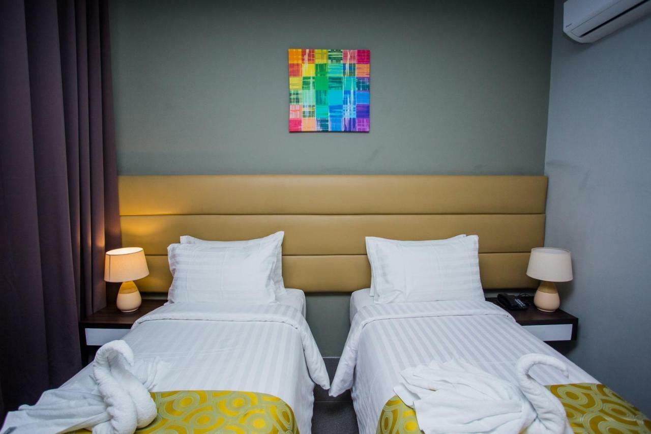 Hotel Costa Brava Таклобан Екстериор снимка