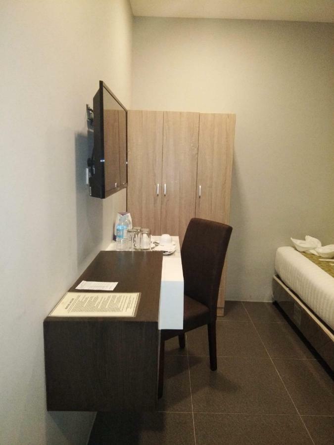 Hotel Costa Brava Таклобан Екстериор снимка