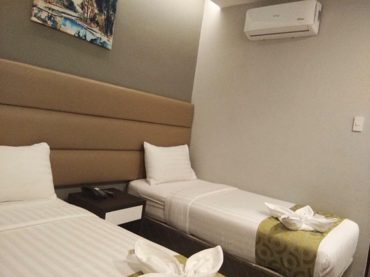 Hotel Costa Brava Таклобан Екстериор снимка