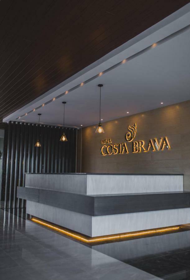 Hotel Costa Brava Таклобан Екстериор снимка
